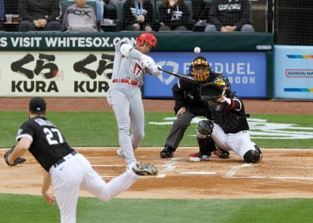 　ホワイトソックス戦の１回、４号本塁打を放つエンゼルス・大谷＝シカゴ（共同）