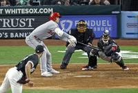 　８回、中前打を放つエンゼルス・大谷＝シカゴ（共同）