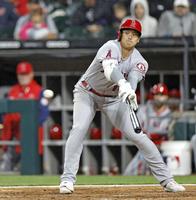 　８回、中前打を放つエンゼルス・大谷＝シカゴ（共同）