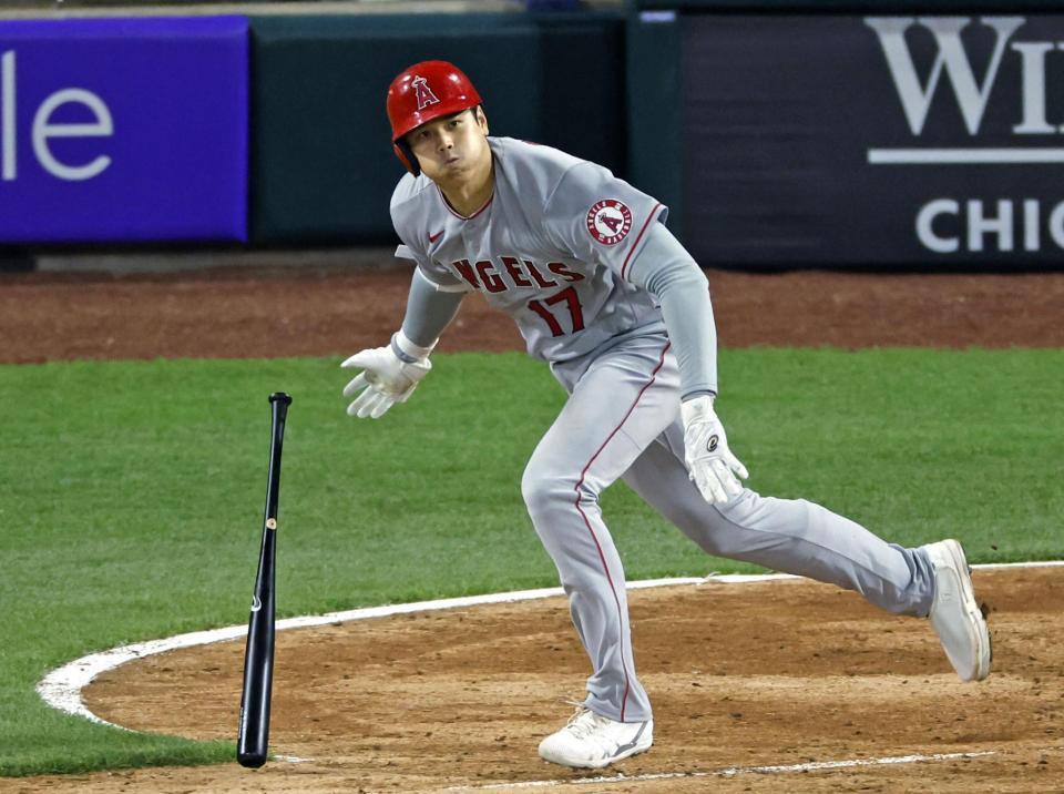 　８回、中前打を放つエンゼルス・大谷＝シカゴ（共同）