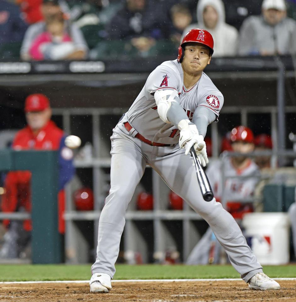 　８回、中前打を放つエンゼルス・大谷＝シカゴ（共同）