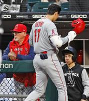 　ホワイトソックス戦の９回、左飛に倒れベンチに戻るエンゼルス・大谷。左はマドン監督＝シカゴ（共同）