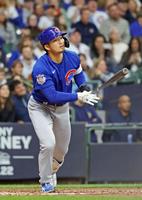 ブルワーズ戦の３回、右飛に倒れるカブス・鈴木＝ミルウォーキー（共同）