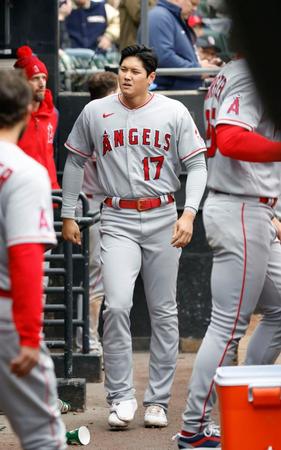 　ホワイトソックス戦の７回、投ゴロ併殺に倒れベンチに戻ったエンゼルス・大谷＝シカゴ（共同）