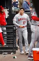 　ホワイトソックス戦の７回、投ゴロ併殺に倒れベンチに戻ったエンゼルス・大谷＝シカゴ（共同）