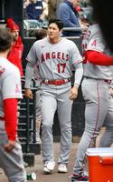 　ホワイトソックス戦の７回、投ゴロ併殺に倒れベンチに戻ったエンゼルス・大谷＝シカゴ（共同）