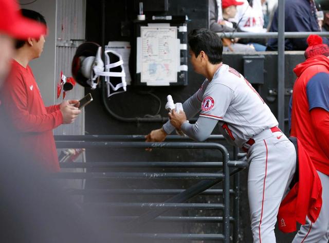 大谷が凡退にイライラ爆発　防具投げつける　股関節に張り、代打出場も全力疾走できず