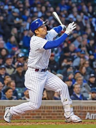 　ホワイトソックス戦の３回、空振り三振に倒れるカブス・鈴木＝シカゴ（共同）