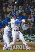 　ホワイトソックス戦の８回、一邪飛に倒れるカブス・鈴木＝シカゴ（共同）