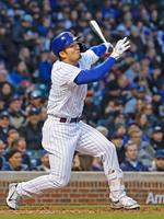 　ホワイトソックス戦の３回、空振り三振に倒れるカブス・鈴木＝シカゴ（共同）