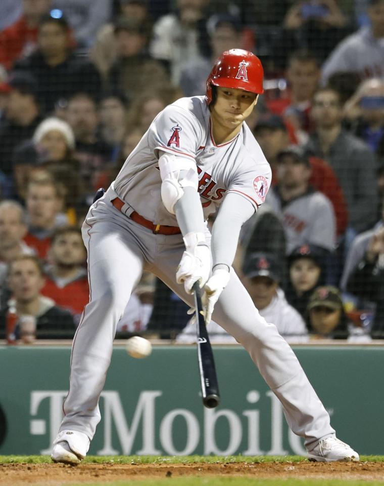 　４回、中前打を放つ大谷（共同）