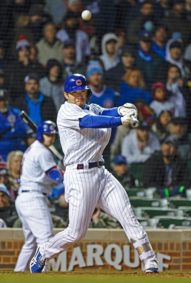 　ホワイトソックス戦の８回、一邪飛に倒れるカブス・鈴木＝シカゴ（共同）