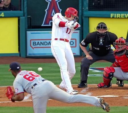 　ナショナルズ戦の１回、二ゴロで打点を挙げるエンゼルス・大谷＝アナハイム（共同）