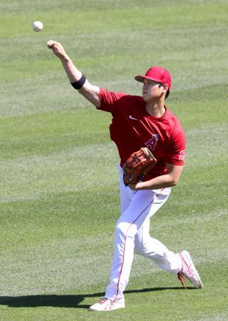 　キャッチボールするエンゼルス・大谷＝アナハイム（共同）