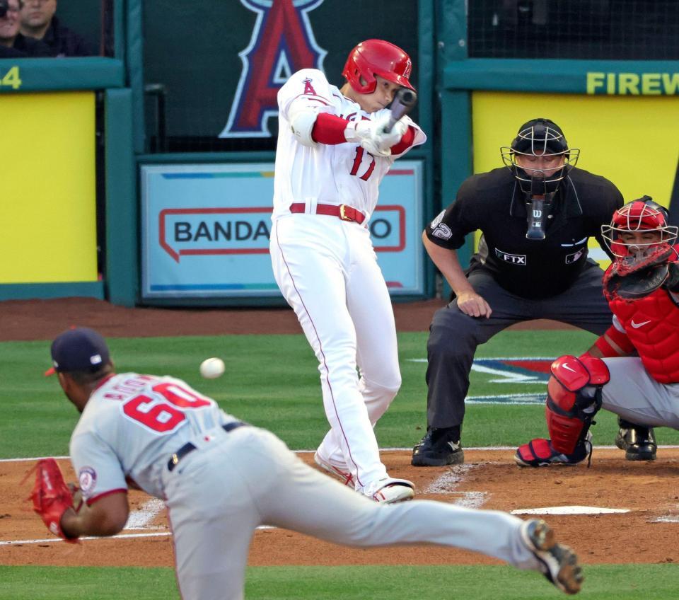 　ナショナルズ戦の１回、二ゴロで打点を挙げるエンゼルス・大谷＝アナハイム（共同）