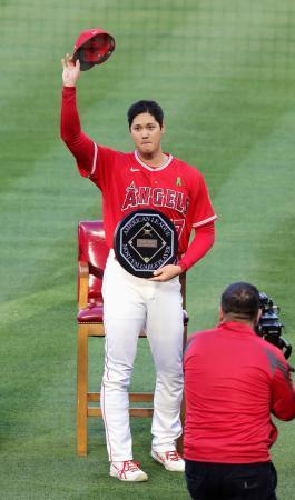 　昨季ア・リーグのＭＶＰを受賞したことを祝福するセレモニーで表彰される米大リーグ、エンゼルスの大谷翔平＝１０日、アナハイム（共同）