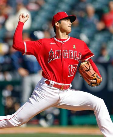 　レイズ戦に「３番・投手兼指名打者」で先発し、投球するエンゼルス・大谷＝アナハイム（共同）