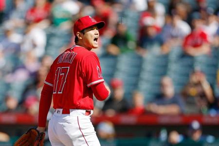 　レイズ戦の１回、ファウルボールに声を上げるエンゼルス・大谷＝アナハイム（共同）