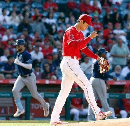 　レイズ戦の２回、キーアマイヤー（左）にソロ本塁打を浴びたエンゼルス・大谷＝アナハイム（共同）