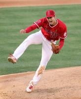 レイズ戦の４回、キーアマイヤーを空振り三振に仕留めたエンゼルス・大谷＝アナハイム（共同）