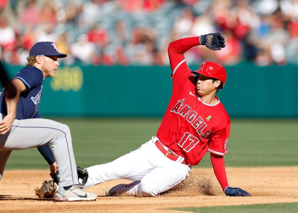 レイズ戦の４回、二盗を決めるエンゼルス・大谷＝アナハイム（共同）