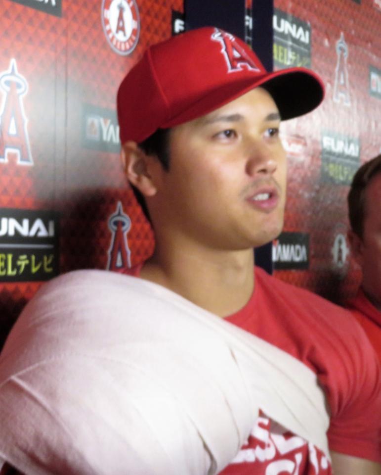 　試合後に肩肘を冷やしながら取材に応じる大谷（撮影・小林信行）