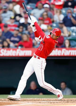 　４回、一塁内野安打を放つ大谷（共同）