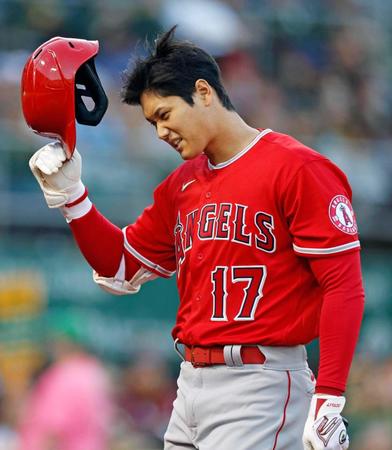 　４回、空振り三振に倒れたエンゼルス・大谷（共同）