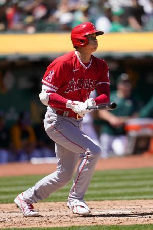 　アスレチックス戦の三回、二塁打を放つエンゼルスの大谷翔平＝１４日、オークランド（ＡＰ＝共同）