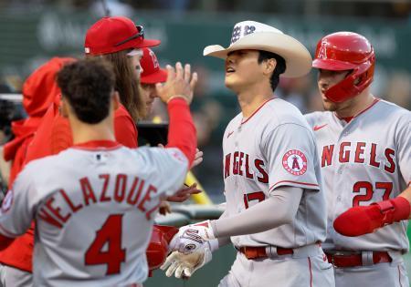 　アスレチックスとのダブルヘッダー第２試合の５回、メジャー通算１００本塁打となる２ランを放ち祝福されるエンゼルス・大谷（右から２人目）＝オークランド（共同）