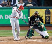 　米大リーグ、アスレチックスとのダブルヘッダー第２試合の５回、メジャー通算１００本塁打となる２ランを放つエンゼルスの大谷翔平＝14日、オークランド（共同）