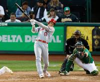 　米大リーグ、アスレチックスとのダブルヘッダー第２試合の５回、メジャー通算１００本塁打となる２ランを放つエンゼルスの大谷翔平＝14日、オークランド（共同）