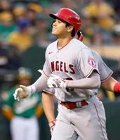 　アスレチックスとのダブルヘッダー第２試合の５回、メジャー通算１００本塁打となる２ランを放ち笑顔のエンゼルス・大谷＝オークランド（共同）