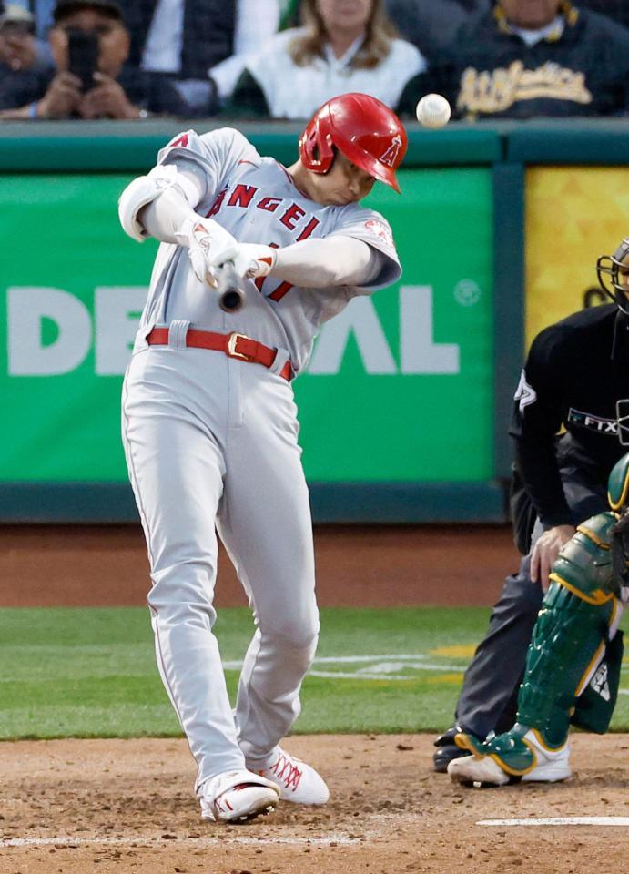 　米大リーグ、アスレチックスとのダブルヘッダー第２試合の５回、メジャー通算１００本塁打となる２ランを放つエンゼルスの大谷翔平＝14日、オークランド（共同）