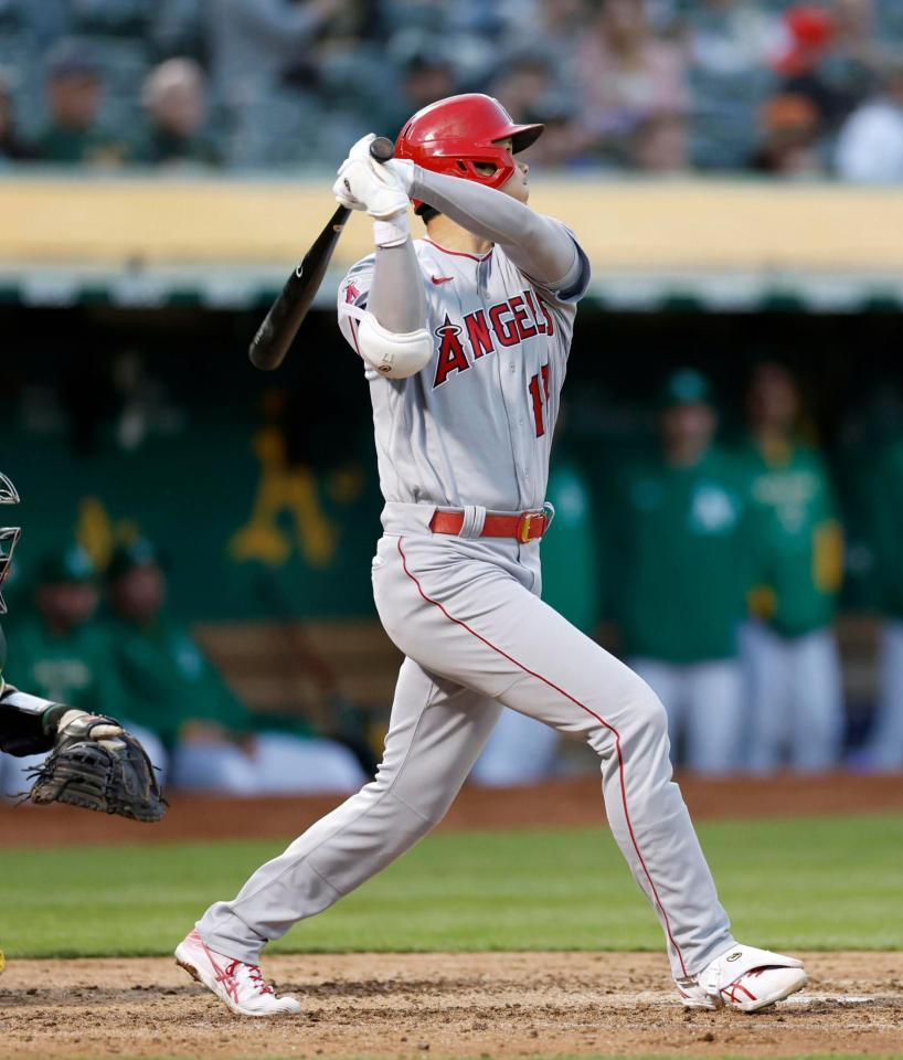 　米大リーグ、アスレチックスとのダブルヘッダー第２試合の５回、メジャー通算１００本塁打となる２ランを放つエンゼルスの大谷翔平＝14日、オークランド（共同）