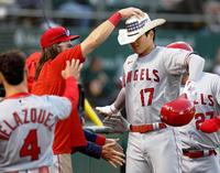 　メジャー通算１００本塁打となる２ランを放ち祝福される大谷（１７）＝共同