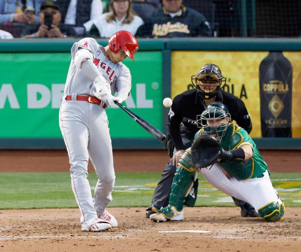 　５回、メジャー通算１００本塁打となる２ランを放つエンゼルスの大谷翔平（共同）