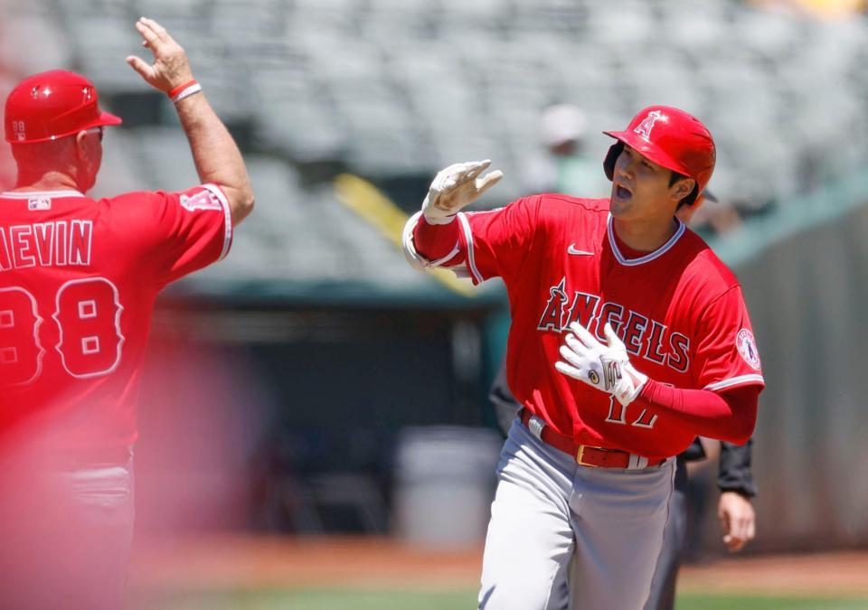 　アスレチックス戦の１回、２試合連続となる８号２ランを放ち本塁に向かうエンゼルス・大谷＝オークランド（共同）