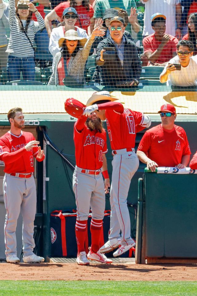 　アスレチックス戦の１回、２試合連続となる８号２ランを放ち、ジャンプしてカウボーイハットをかぶるエンゼルス・大谷＝オークランド（共同）