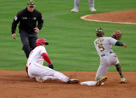 アスレチックス戦の１回、二盗を決めるエンゼルス・大谷＝アナハイム（共同）