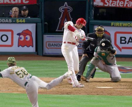 　アスレチックス戦の５回、空振り三振に倒れたエンゼルス・大谷。投手ブラックバーン＝アナハイム（共同）