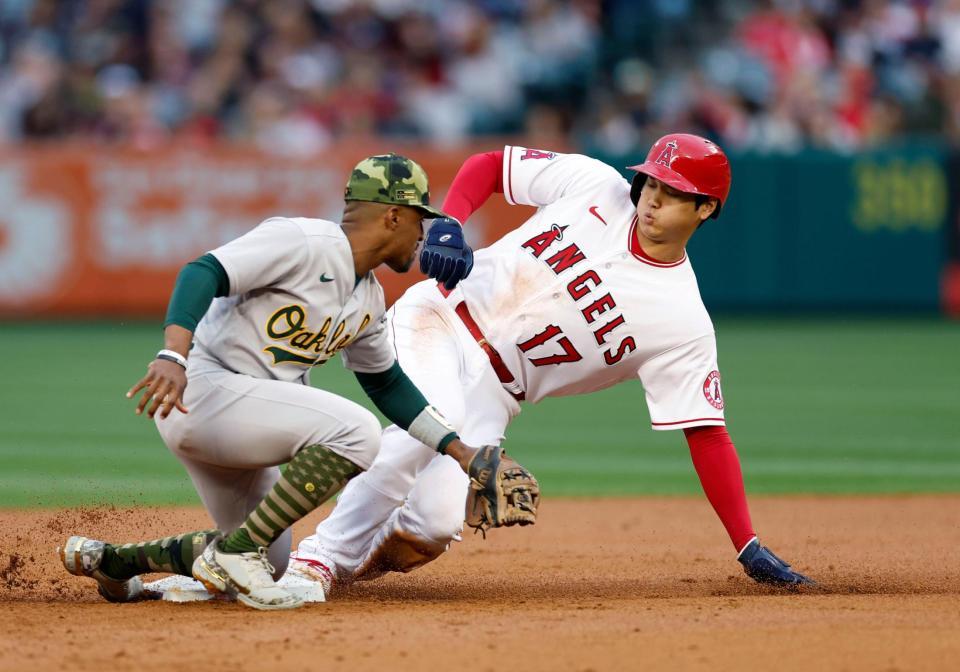 アスレチックス戦の１回、二盗を決めるエンゼルス・大谷＝アナハイム（共同）