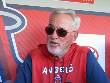 試合前のベンチで大谷について話すマドン監督（撮影・小林信行）