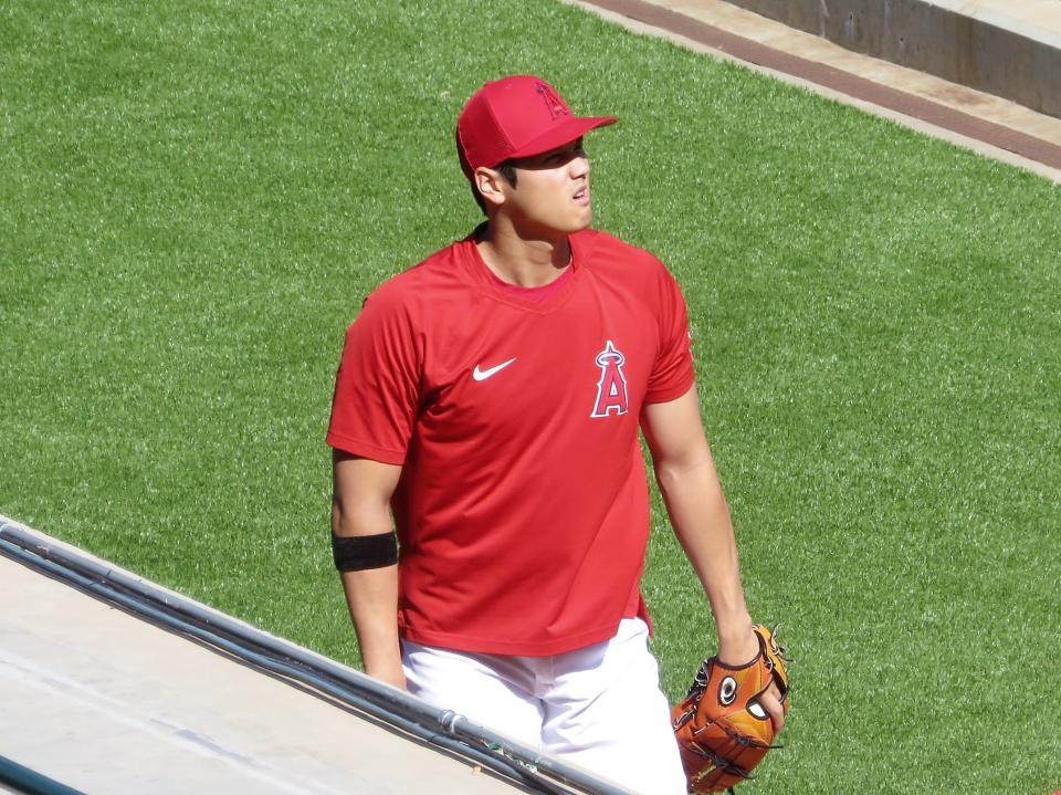 ブルペンで思うような投球ができず顔をしかめる大谷（撮影・小林信行）