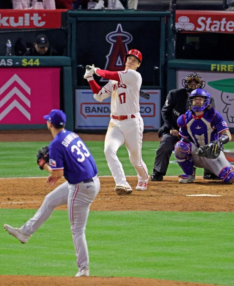 レンジャーズ戦の６回、右飛に倒れたエンゼルス・大谷。投手ダニング＝アナハイム（共同）