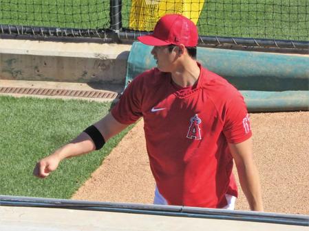 　ブルペンで投球練習をする大谷（撮影・小林信行）