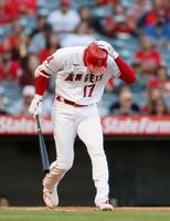 　レンジャーズ戦の１回、スイングした際にバットを頭にぶつけたエンゼルス・大谷（共同）