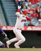 　レンジャーズ戦の１回、スイングした際にバットを頭にぶつけたエンゼルス・大谷（共同）