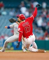 レンジャーズ戦の１回、二盗を決めるエンゼルス・大谷＝アナハイム（共同）