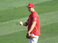 あすの登板に向けて試合前のフィールドでキャッチボールをする大谷（撮影・小林信行）